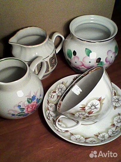 Молочники, чайник, сахарницы, чашка