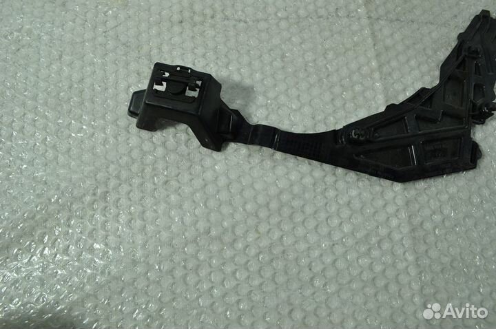 Кронштейн молдинга правый mercedes A2906981700 Б/У