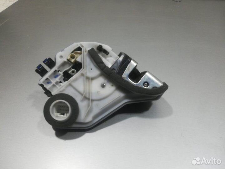 Замок двери задней левой Toyota Corolla