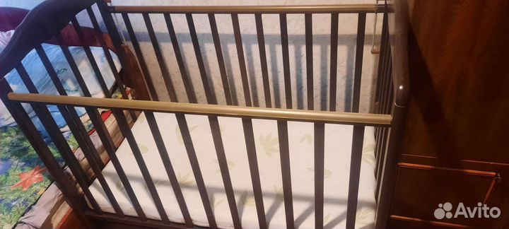 Детская кроватка с маятником и ящиком