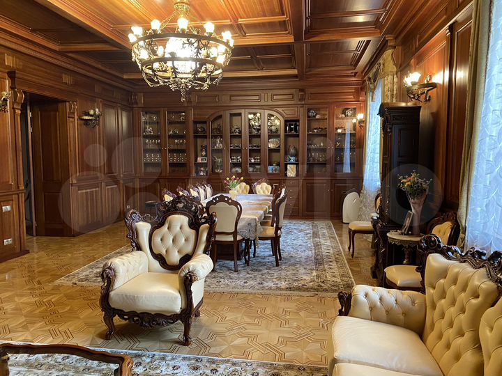 Дом 554 м² на участке 33 сот.