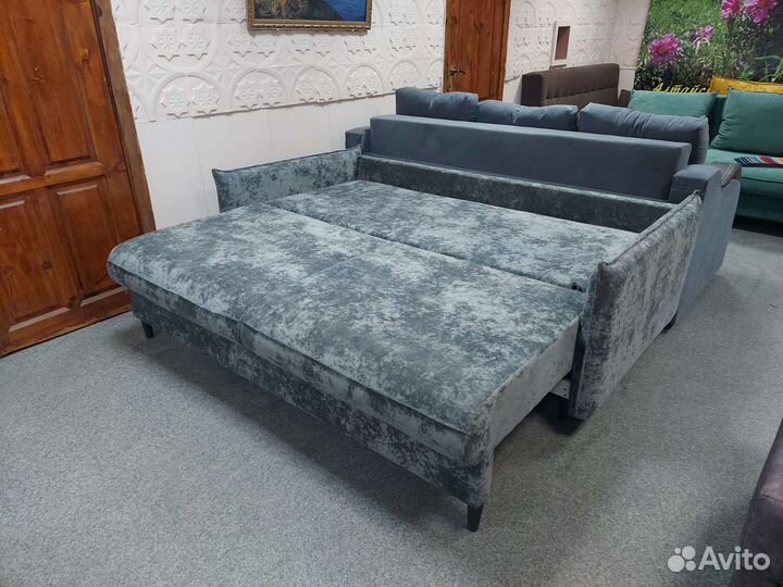 Диван на высоких ножках