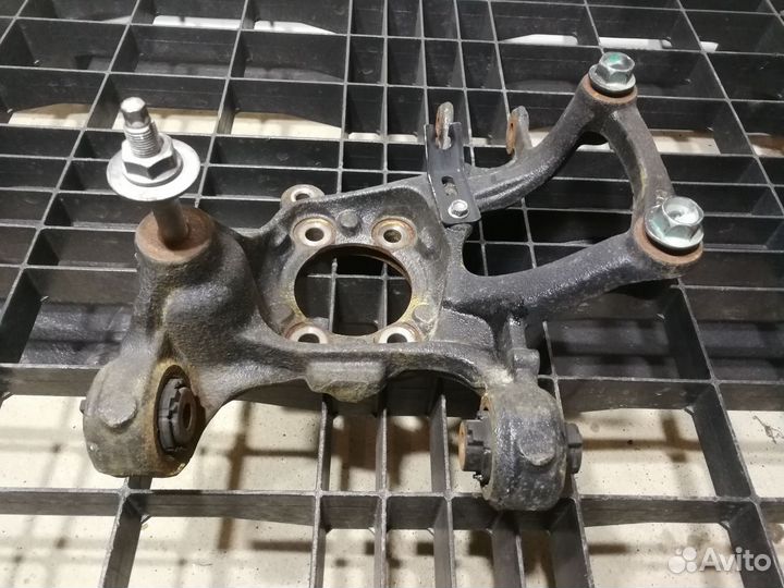 Кулак задний Левый Mazda 3 BM