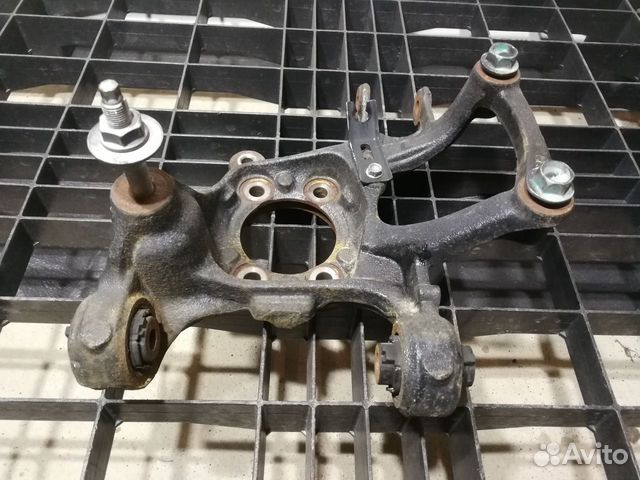 Кулак задний Левый Mazda 3 BM