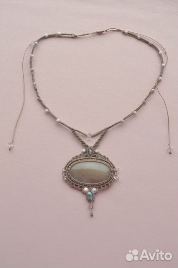 Колье с нефритом
