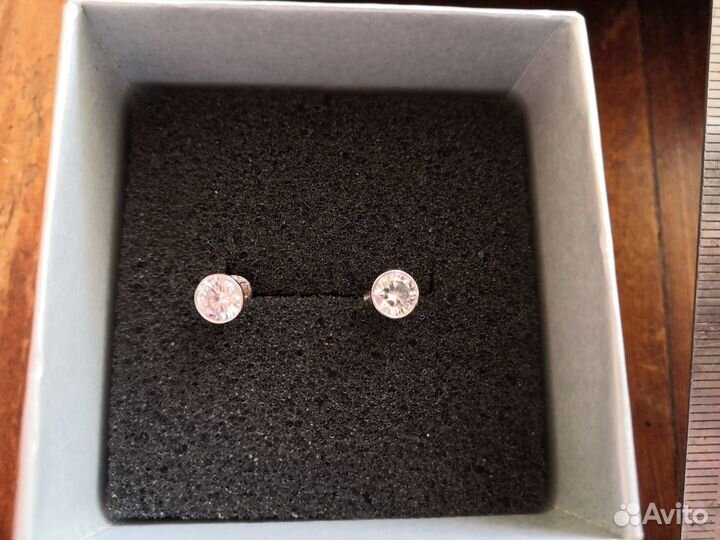 Серебряные серьги пусеты с фианитом