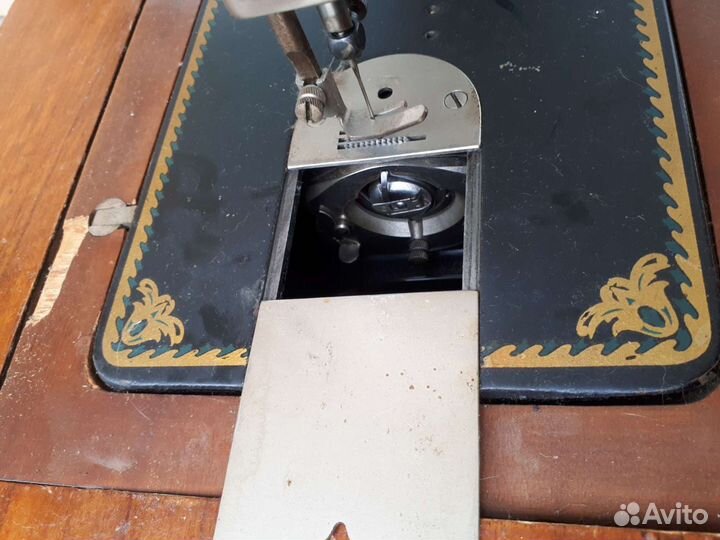 Швейная машина Minerva M16 ножная