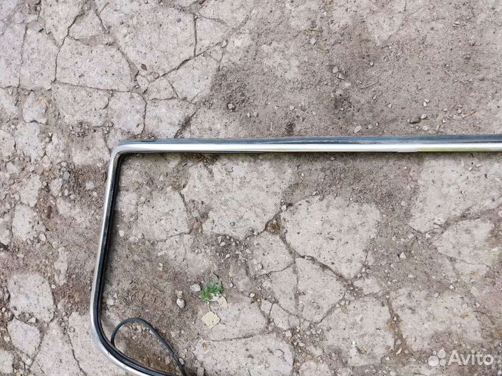 Уплотнитель стекла с молдингом москвич