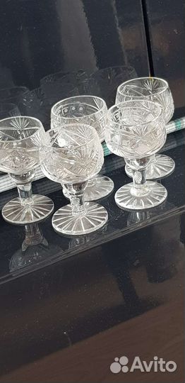 Хрустальные рюмки на ножке