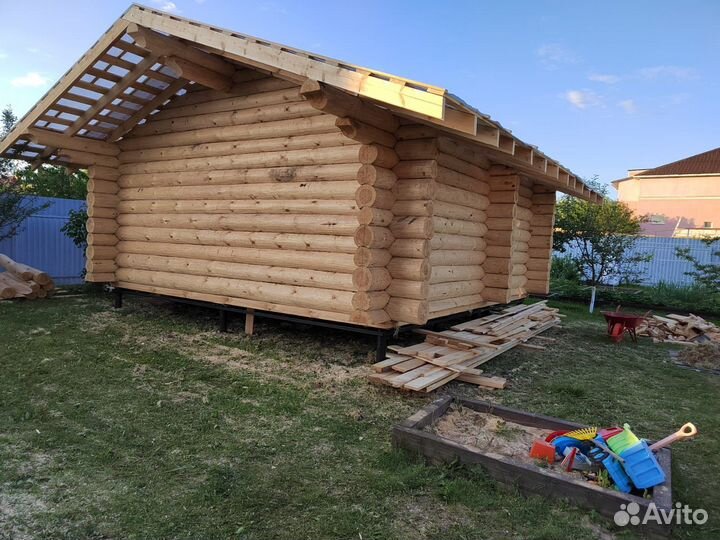 Сруб дома из бревна