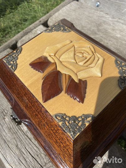Шкатулка из красного дерева
