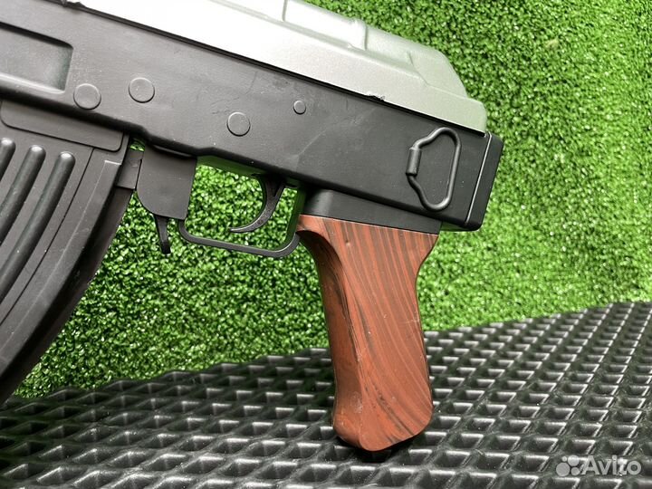 Автомат Калашникова аку с лазерным прицелом