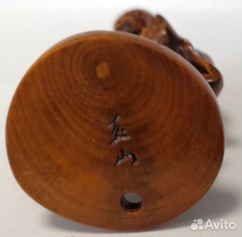 Крестьянин с мотыгои на плече Нэцке Нецке