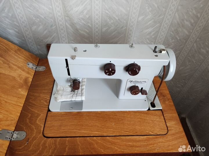 Швейная машина Чайка 143