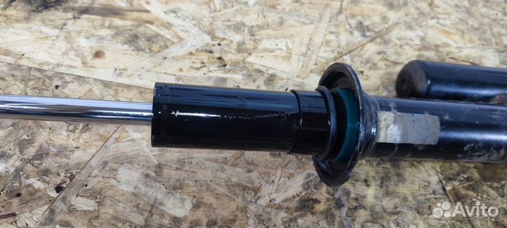 Амортизатор задний левый Land Rover Sport L320 09+