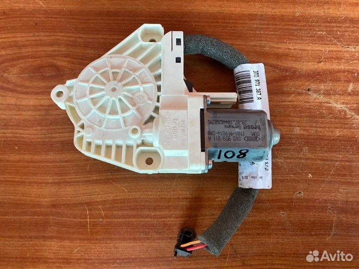 Моторчик стеклоподъемника задний левый Skoda