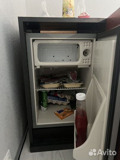 Мини холодильник и тумба