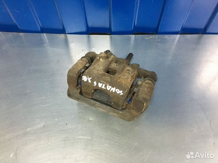 Суппорт задний правый Хендай Соната 4 (5) EF