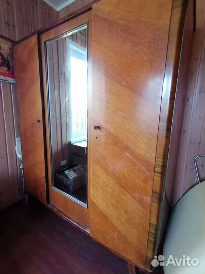 Старинный бельевой шкаф с зеркалом