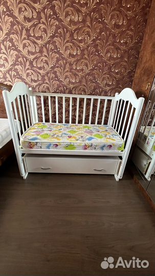 Детская кроватка с маятником
