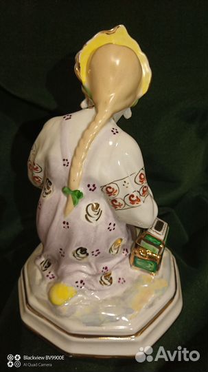 Фарфоровая статуэтка 