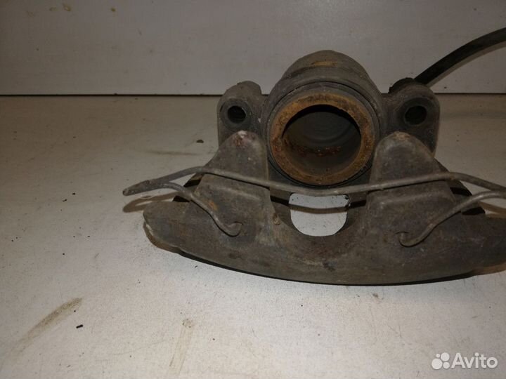 Суппорт тормозной правый Ford Focus 2