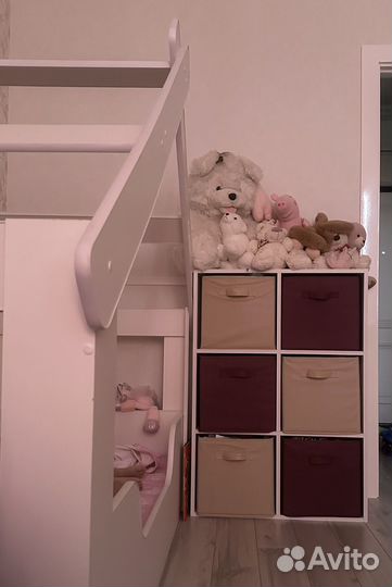 Детская кроватка и стеллаж