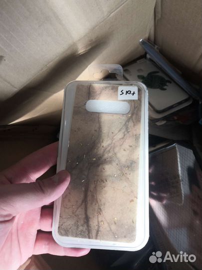 Коробка с чехлами для телефонов