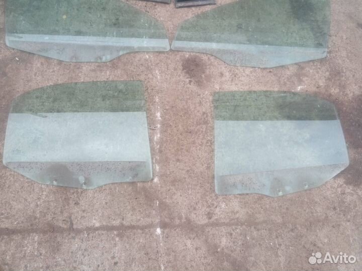 Стекло двери Mitsubishi Carisma рест. 2001