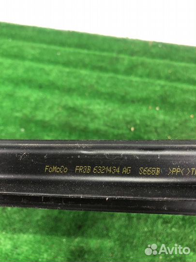 Уплотнитель стекла двери передний правый Ford