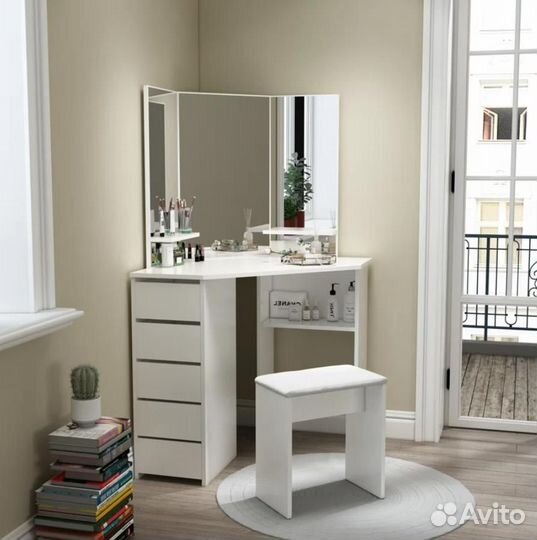 Туалетный столик с зеркалом