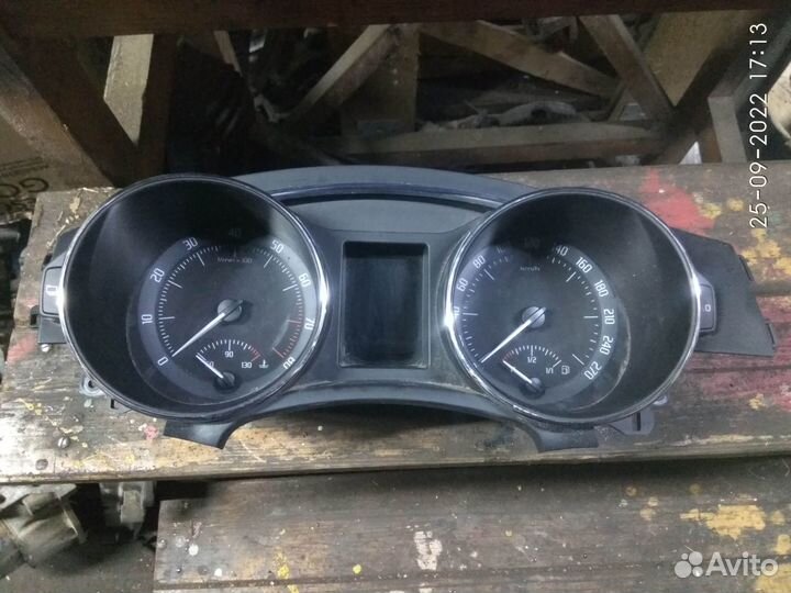 Панель приборов на Шкода Суперб 2012 года