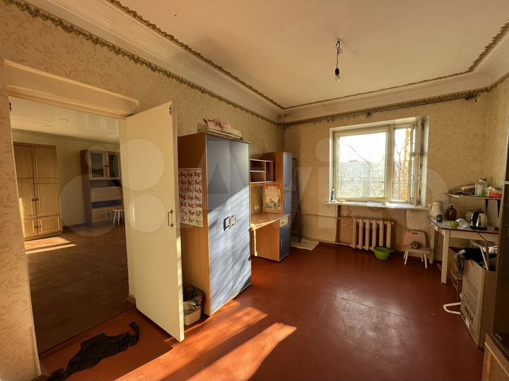 Комната 37 м² в 5-к., 1/2 эт.