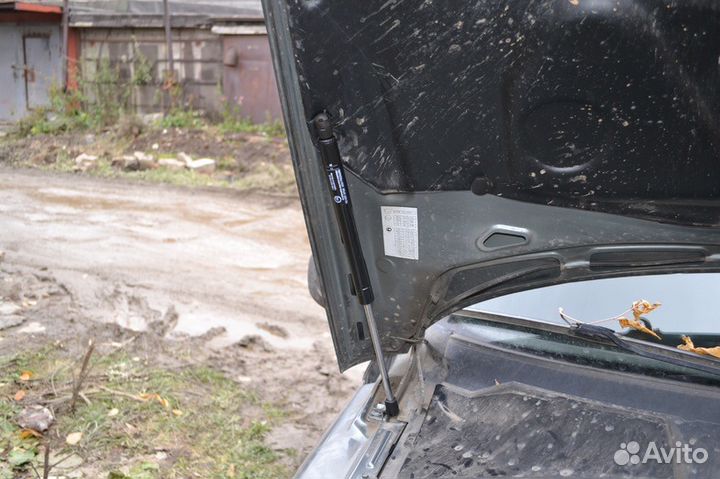 Газовый упор капота Шевроле-Нива