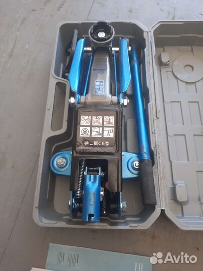 Домкрат гидравлический подкатной 2т