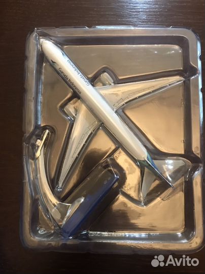 Модель самолета 1 400метал Boeing777-300