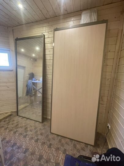 Зеркало,дверь на колесиках