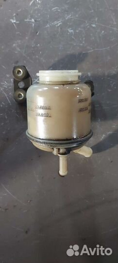 Бачок гидроусилителя на Nissan Skyline v35