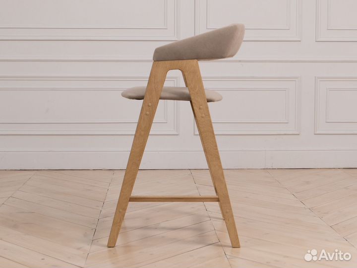 Полубарный стул