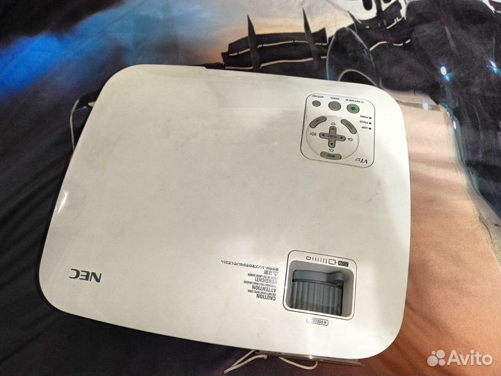 Яркий проектор Nec для домашнего кинотеатра