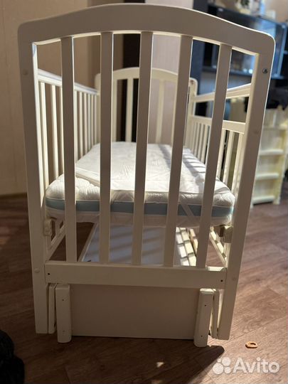 Детская кроватка с маятником и ящиком