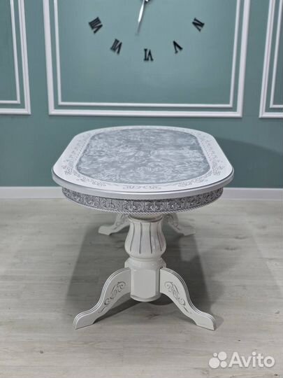 Стол и стулья