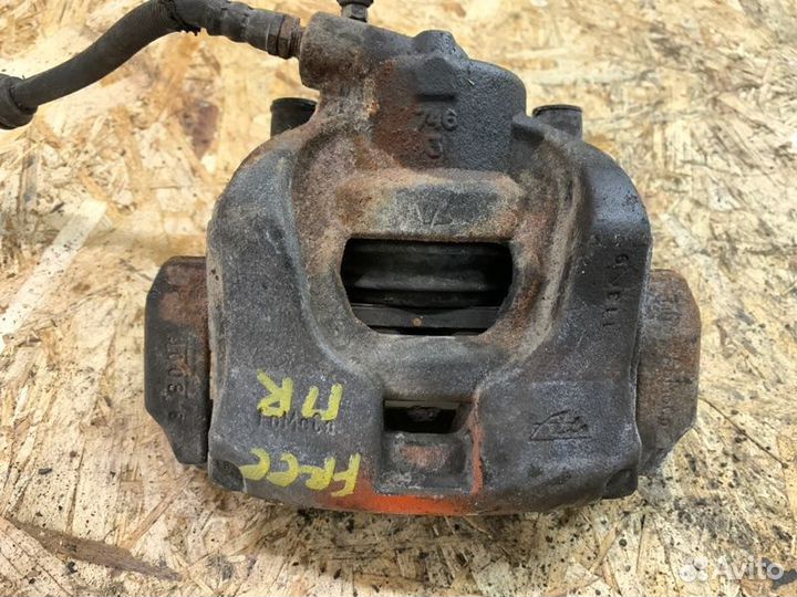 Суппорт передний правый Land Rover Freelander 2