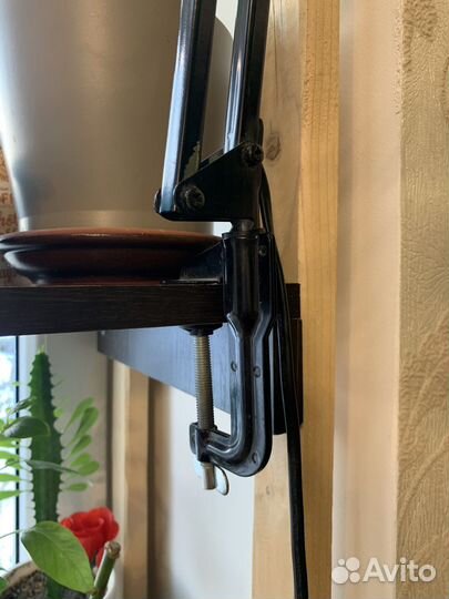 Светильник для растений и работы за столом