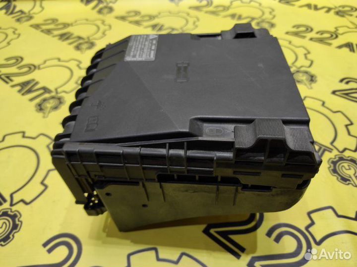 Блок предохранителей под капот Volkswagen Tiguan