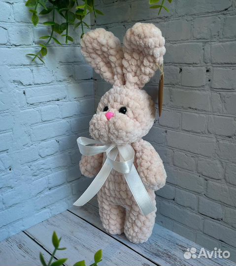 Милый вязаный зайчик