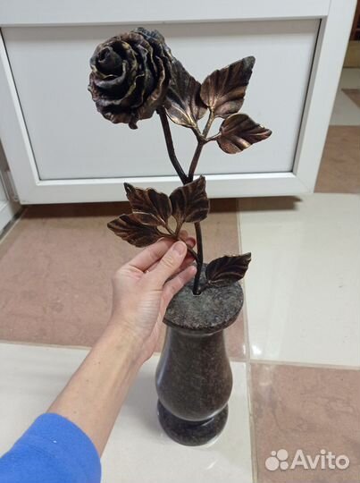 Кованая роза с подставкой-вазой из гранита