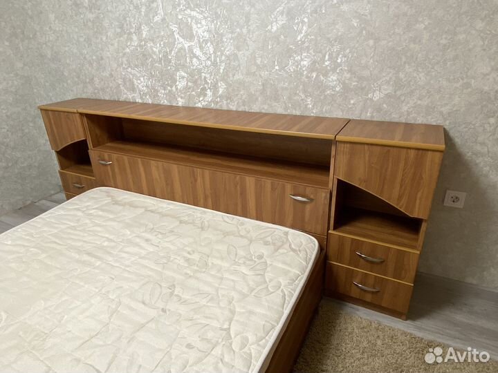 Кровать двухспальная с матрасом