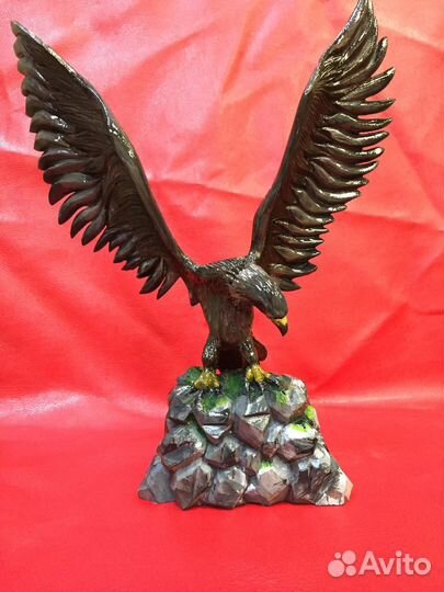 Орел из кедра
