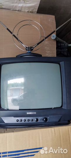 Два переносных телевизора Samsung 37 и 14 см